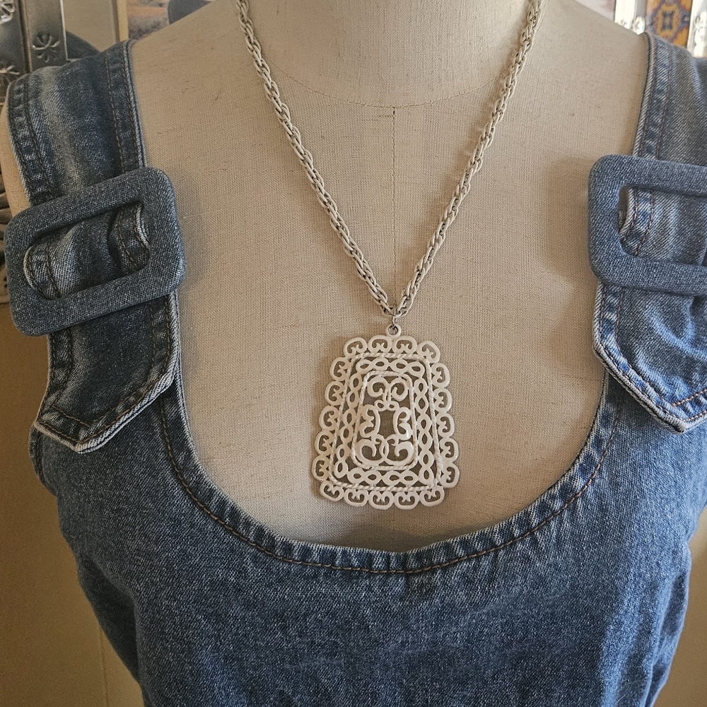 1960s white necklace statement necklace